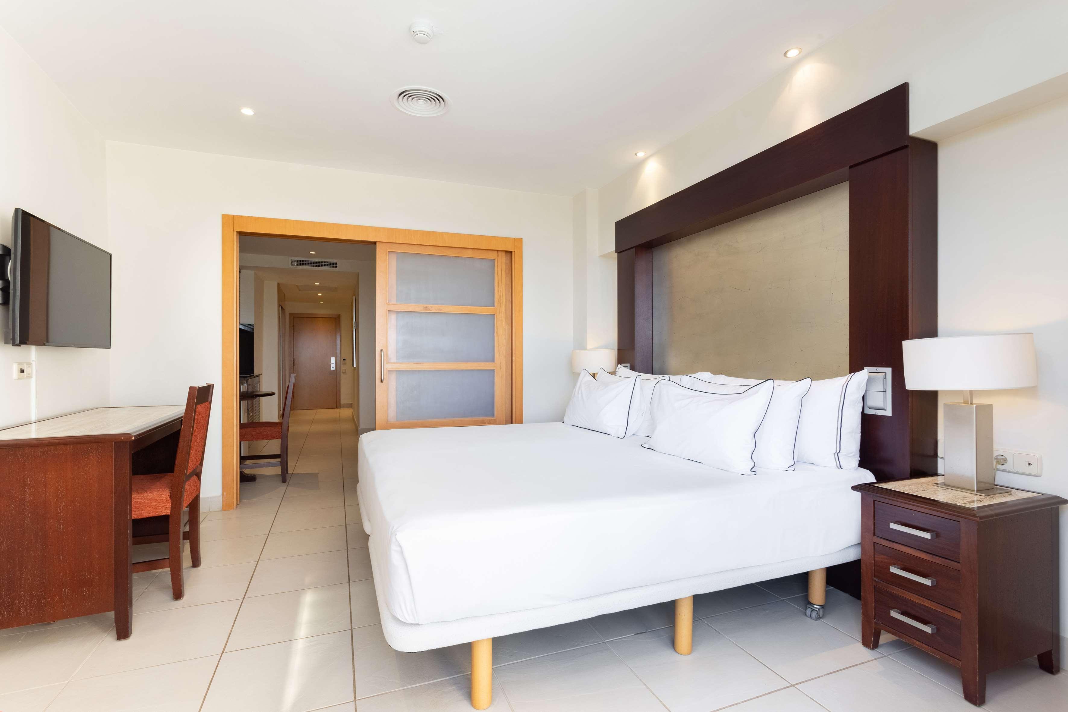 Paradisus By Melia Fuerteventura Costa Calma Bagian luar foto A bedroom at the Hilton San Francisco Airport